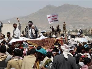متظاهرون مناهضون للنظام اليمني يشيعون جنازة احد المتظاهرين في صنعاء
