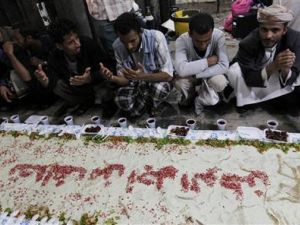 محتجون يمنيون مناهضون للحكومة قبل تناول افطار رمضان في ساحة التغيير في صنعاء