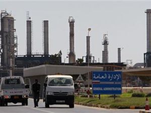 ثوار ليبيون يحرسون خارج المنبى الاداري لمصفاة نفط بالزاوية
