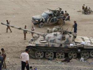 جنود بالجيش اليمني يتأهبون للاشتباك مع مقاتلين مرتبطين بالقاعدة قرب زنجبار 
