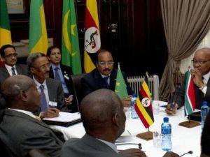 رئيس جنوب افريقيا جيكوب زوما (يمين) مع نظيره الموريتاني محمد ولد عبد العزيز خلال اجتماع الاحد حول الوضع في ليبيا 
