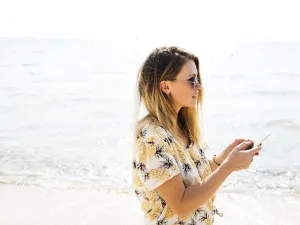 The study predicts that holiday-goers in the summer will spend up to 26 hours a week on their smartphone. (Pixabay)