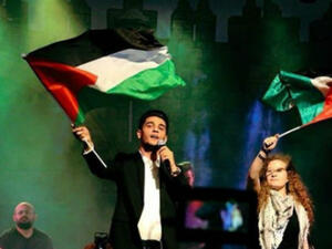 Al Tamimi joined Assaf on stage while he was singing the anthem "Alli Al Koofiyeh" (Source: mohammedassaf89 - Instagram)