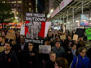 في نيويورك، تجمع المئات في منطقة السكوير تايمز مطالبين بعدم التدخل بتحقيق السيد مولر