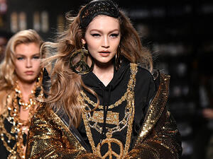 جيجي حديد في عرض Moschino X H&M