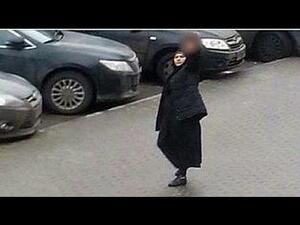 صورة للمراة وهي تمسك برأس الطفل المقطوع خارج محطة للمترو في موسكو