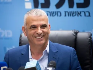 رئيس وزراء إسرائيل المقبل يتحدث العربية