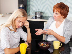 إنّ العلاقة بين الحماة والكنّة من أكثر العلاقات الشائكة في العائلة إنّ العلاقة بين الحماة والكنّة من أكثر العلاقات الشائكة في العائلة