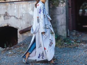 المعطف المزدان بنقوش الزهور يمنح المرأة إطلالة مبهجة مفعمة بالرقة 