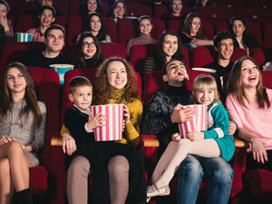 احجزي تذاكر سينما واذهبي مع من تحبين أو مع عائلتك