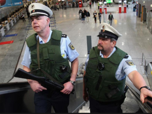 قالت الشرطة إن المسافرين لم يتعرضوا للخطر في أي وقت خلال الحادث 