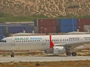 طائرة تابعة لشركة دالو عقب هبوطها اضطراريا إثر انفجار قنبلة داخلها في مقديشو 
