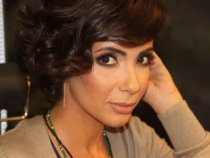 منى زكي تؤدي مناسك العمرة
