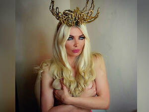 The self proclaimed Queen had a new Christmas themed photo shoot  (Source: myriamklinkk - Instagram)