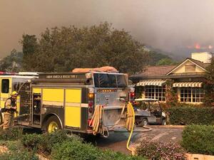 أحد العاملين في فريق الإطفاء قد توفي متأثرا بحروق واستنشاق الدخان يوم الخميس الماضي 