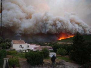 إجلاء حوالى 700 شخص في كورسيكا بسبب حريقين
