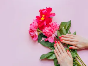 البشرة المتوسطة فعليكِ الابتعاد تماما عن الألوان الهادئة من طلاء الأظافر