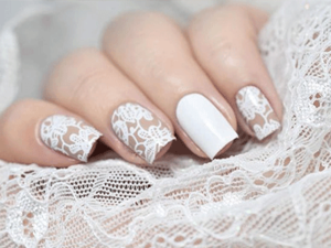 مناكير الدانتيل سيمنح يديك رونقاً ولمسة فائقة الأناقة والنعومة