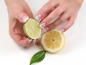 يحتوي الليمون على مجموعةٍ كبيرةٍ من الفيتامينات، والكالسيوم، والحديد
