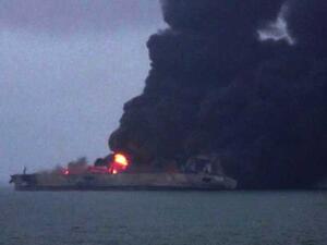 ناقلة النفط المحترقة قصفت بصواريخ أمريكية