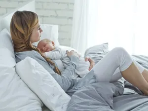 تناول الغذاء الصحي السليم بعد الولادة لمنع تساقط الشعر