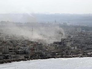 دخان يتصاعد من مدينة اللاذقية جراء اقتحام الجيش السوري