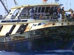 سفينة تقل مهاجرين غير شرعيين من ليبيا/ أرشيفية