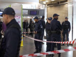 طعن جندي فرنسي كان في دورية في منطقة تجارية غرب باريس