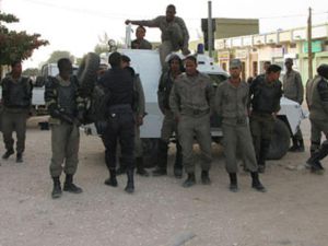 الشرطة إستخدمت خراطيم المياه والغازات المسيلة للدموع والقنابل الصوتية لتفريق المتظاهرين