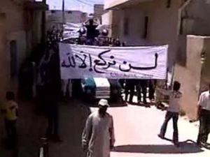 متظاهرون في سوريا خلال جمعة "لن نركع"