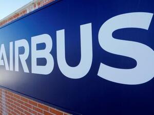 شعار إيرباص على مقرها بالقرب من تولوز في فرنسا
