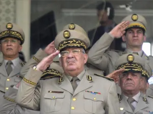 رئيس الأركان الجزائري الفريق أحمد قايد صالح محاطاً بعدد من الضباط
