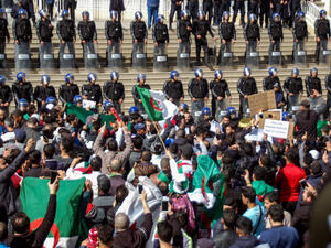 احتشد عشرات الآلاف في العاصمة وبلدات أخرى لمطالبة الرئيس عبد العزيز بوتفليقة بالتخلي عن اعتزامه الترشح لفترة رئاسية خامسة