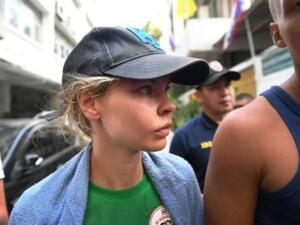 العارضة أناستازيا فاشوكيفيتش المحتجزة في روسيا اثناء مغادرتها دائرة الهجرة في بانكوك 

