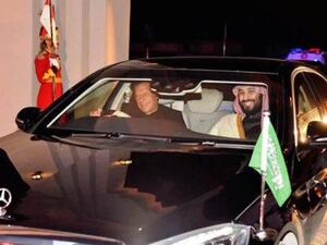 رئيس الوزراء الباكستاني عمران خان يقود سيارة وإلى جواره ولي العهد السعودي الأمير محمد بن سلمان في روالبندي يوم الأحد

