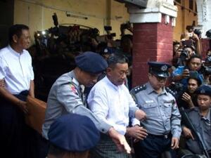 تشي لين الرجل الذي أطلق النار على المحامي البورمي تشو ني، عند مغادرته المحكمة في رانغون 
