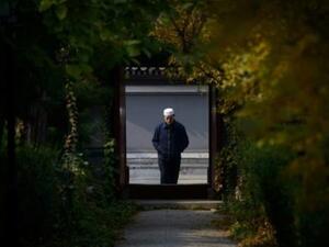 رجل من الاويغور يصل إلى مسجد في بكين
