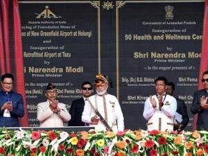 رئيس الوزراء ناريندرا مودي (وسط) لدى افتتاجه لمشارع تطويرية في ولاية أروناجل برديش في شمال شرق البلاد

