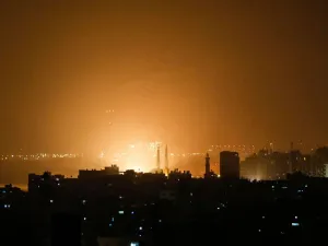قال مصدر عسكري فلسطيني إن شخصين إصيبا جراء الغارة الاولى
