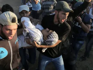 وبدأ الفلسطينيون احتجاجاتهم على طول السياج الفاصل شرق القطاع في 30 آذار/مارس الماضي.

