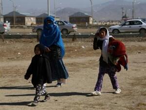 نازحون في أفغانستان هرباً من معارك بين طالبان وقوات الأمن الأفغانية في غازني

