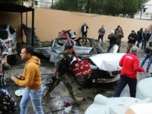 قوات الامن اللبنانية تضرب طوقا أمنيا في موقع انفجار سيارة مفخخة في صور جنوب لبنان اصيب فيه محمد حمدان وهو مسؤول في حركة حماس الفلسطينية

