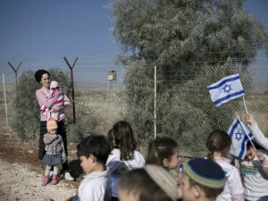 غالبا ما تدعي المنظمات والجمعيات الاستيطانية إنها اشترت العقارات ولكن الفلسطينيين ينفون ذلك