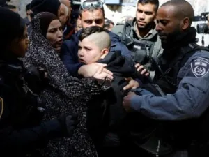 شرطيون اسرائيليون يعتقلون احد افراد اسرة ابو عصب لدى احتجاجه على طرده من منزله في القدس الشرقية المحتلة


