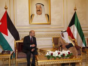 رئيس مجلس الوزراء الكويتي الشيخ جابر المبارك الصباح خلال اجتماعه مع نظيره الاردني عمر الرزاز في الكويت 
