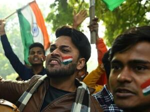 متظاهرون هنود يهتفون بشعارات مناهضة لباكستان خلال مسيرة في نيودلهي

