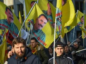 متظاهرون يرفعون أعلاما تحمل صورة الزعيم الكردي عبدالله أوجلان خلال تظاهرة ضد الحملة التركية العسكرية التي استهدفت بلدة عفرين السورية
