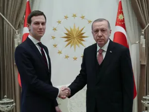 مستشار البيت الأبيض جاريد كوشنر مع الرئيس التركي رجب طيب أردوغان
