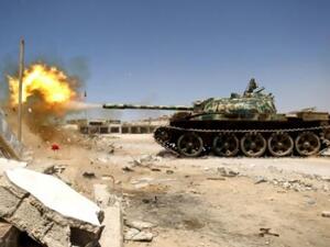 دبابة للجيش الوطني الليبي خلال معارك مع جهاديين في منطقة بنغازي
