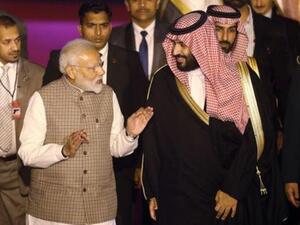 رئيس وزراء االهند ناريندرا مودي يستقبل ولي العهد السعودي الأمير محمد بن سلمان لدى وصول الأخير إلى نيودلهي
